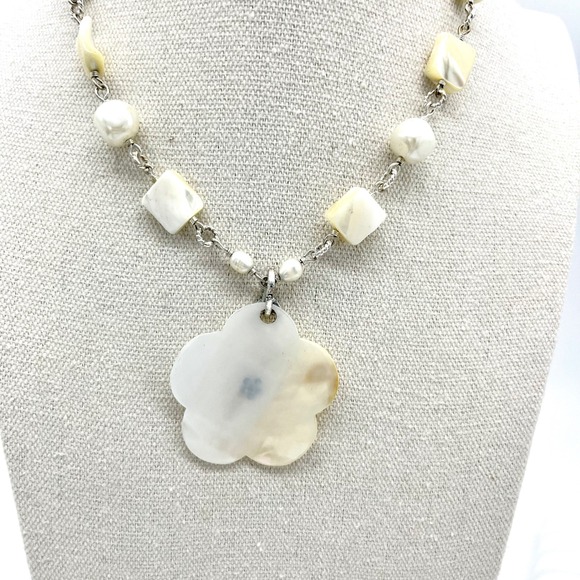 Flower Pendant Necklace‎ Mother of Pearl Style Adjustable Chain Silver Toe - Picture 5 of 6